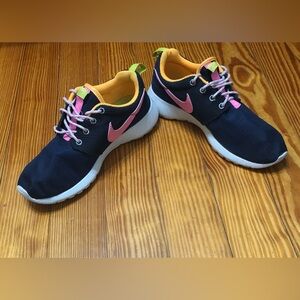 Nike Women’s Roshe Run Athletic lace up sneakers navy blue. 5.5 Y(7)
